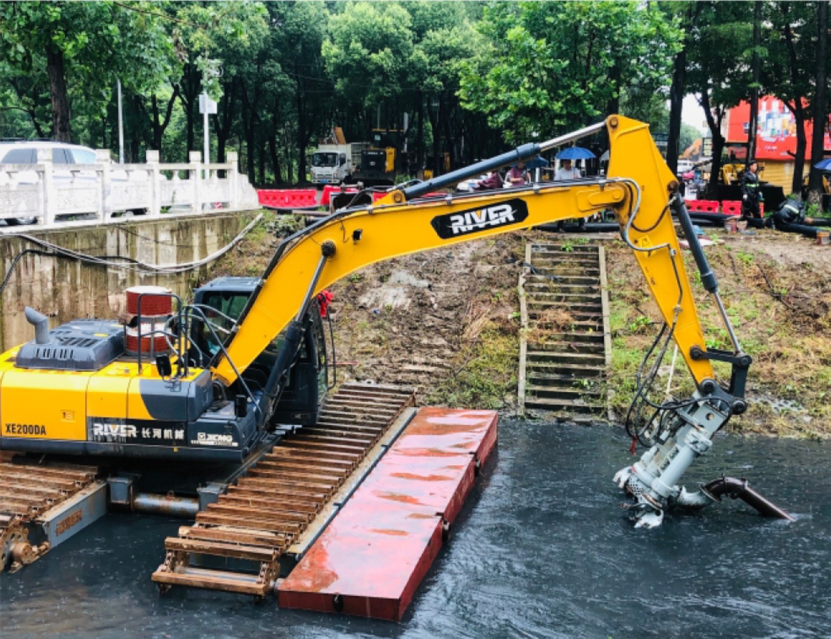 Application of amphibious excavators in dredging projects