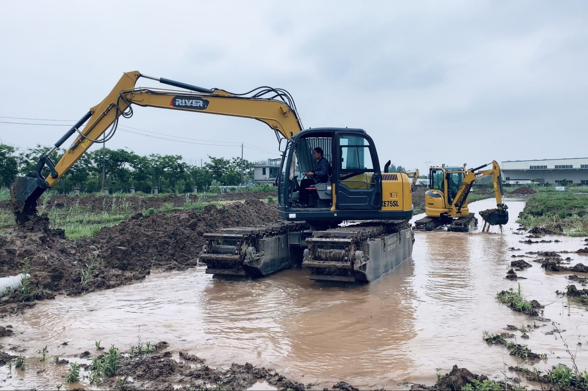 Amphibious excavator construction