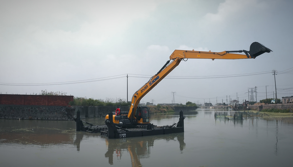 Amphibious excavator equipped with extended arm