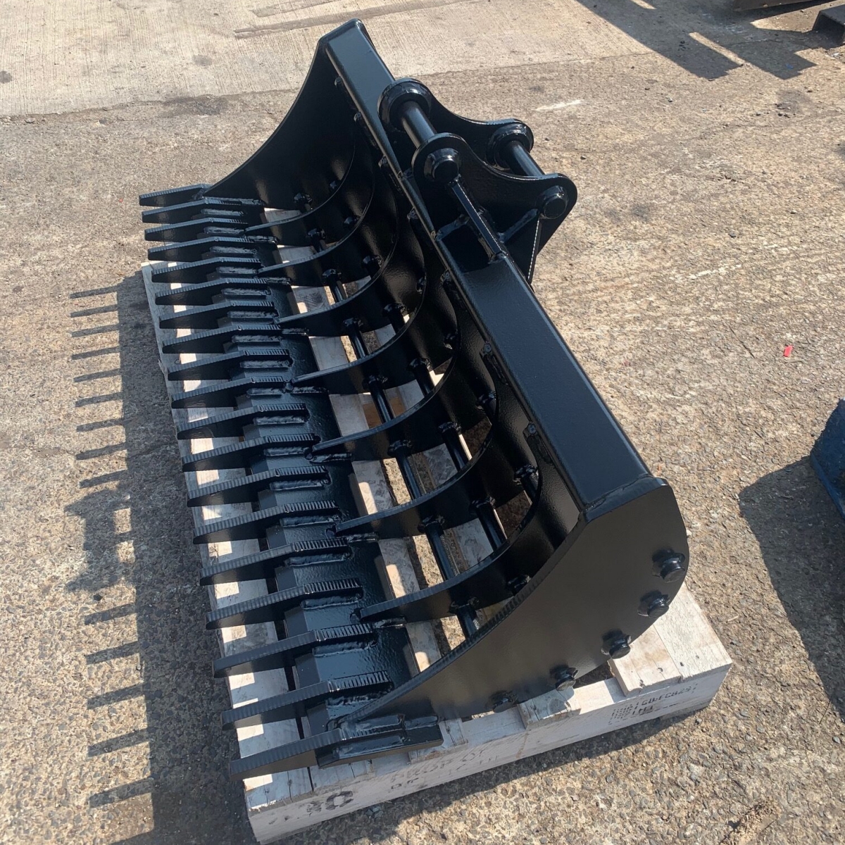 Rake bucket precision leveling