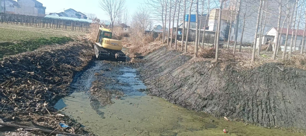 The machine before the modification had difficulty moving in water.